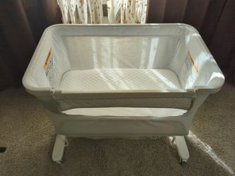 Rocking baby bassinet