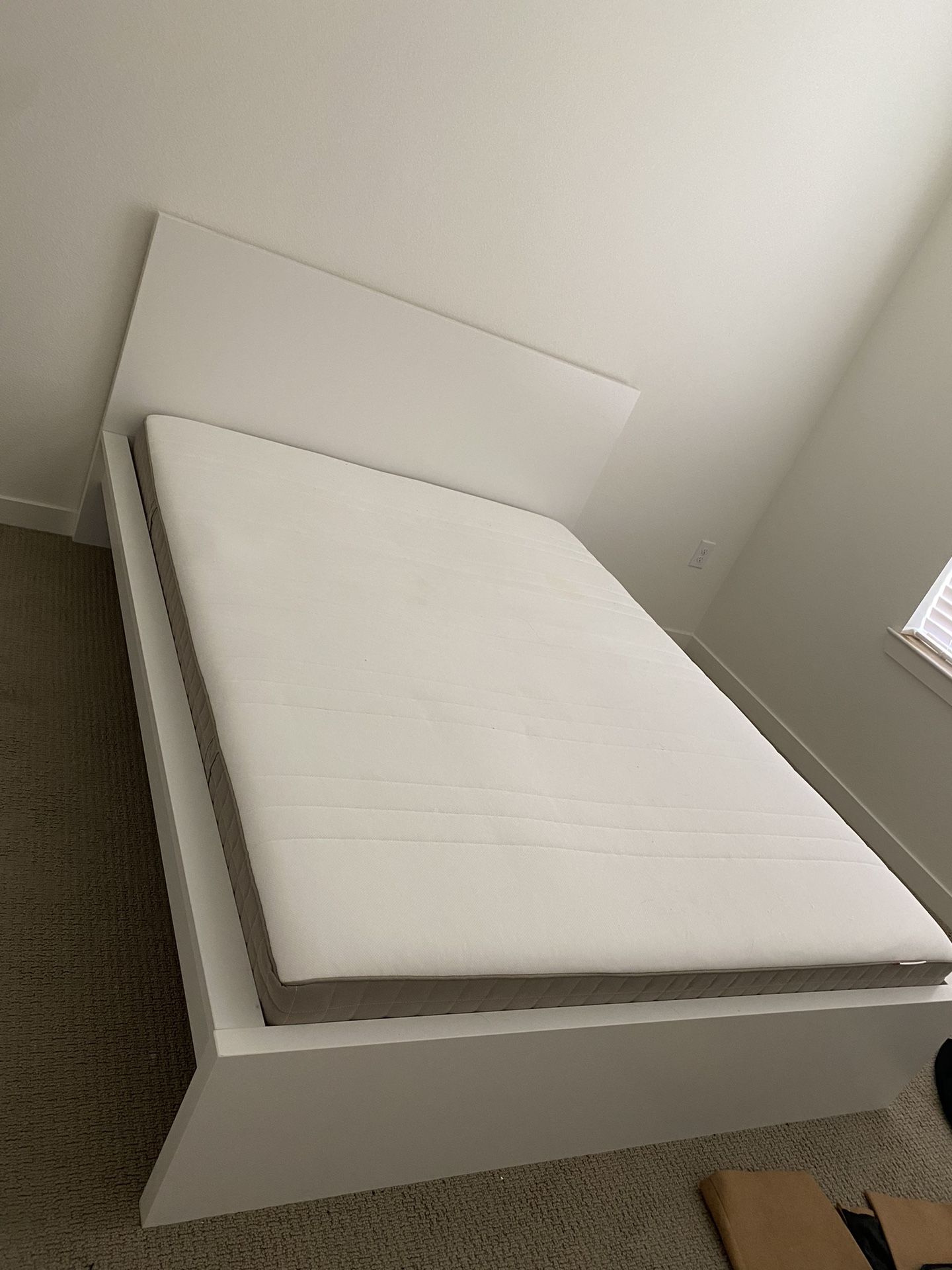 QUEEN BED FRAME WITHOUT MATTRESS