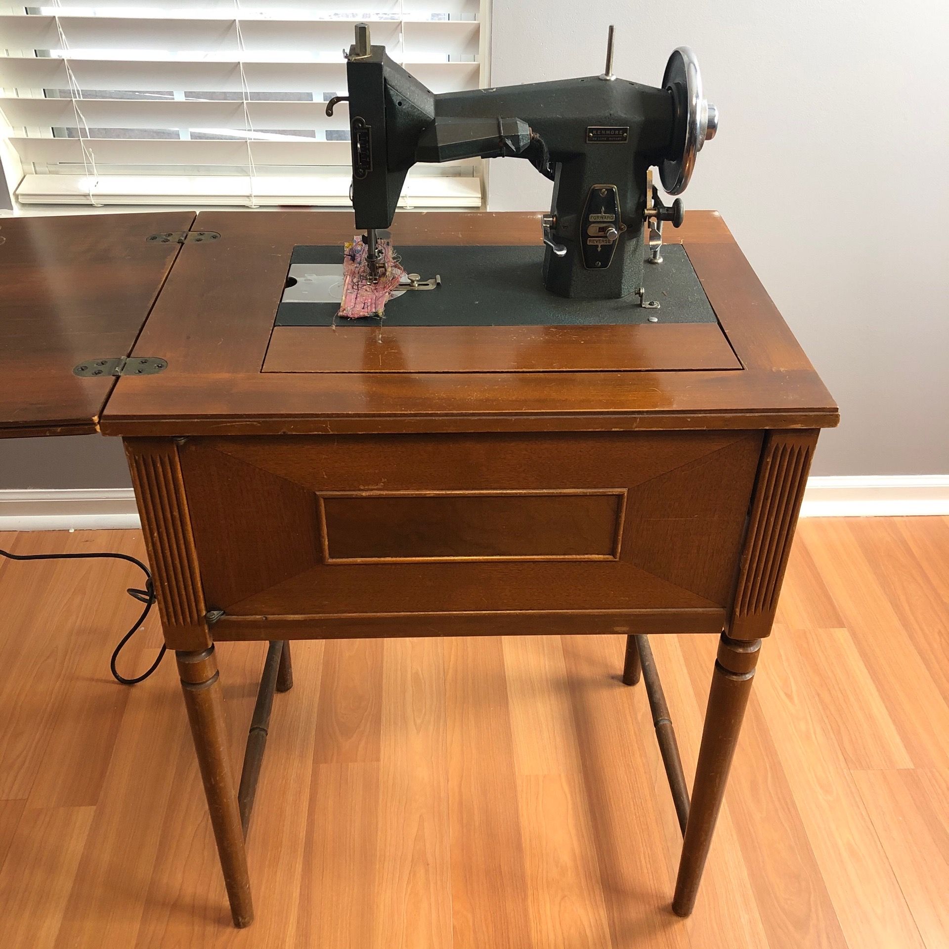 Kenmore Sears Roebuck Sewing Machine Cabinet Light Works 117.(contact info removed)