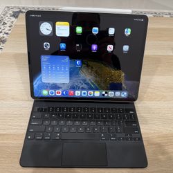 Used iPad Pro 12.9 5th Generation M1 256GB Cellular + Pencil + Keyboard Cover