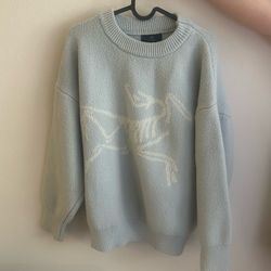 Arc’teryx Style Logo Sweater – Light Blue Grey – Cozy Oversized
