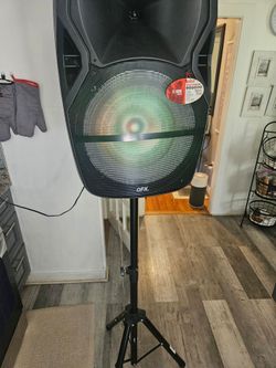 QFX  speaker with stand