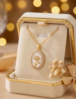 GORGEOUS ROSE NECKLACE