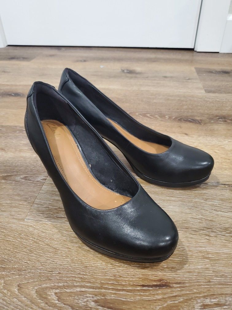 arks black round toe leather 3 inch heels size 7.5