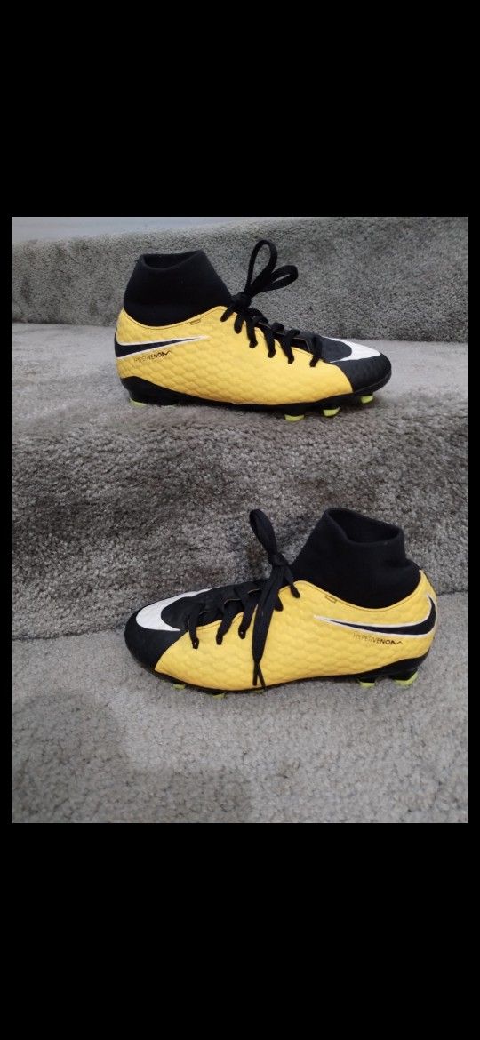 Kids Soccer Cleats Size 5.5