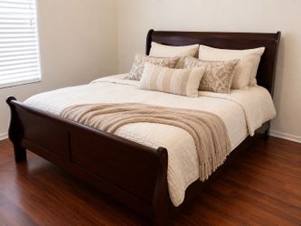 Solid Wood Queen Sleigh Bed with Mattress – Great Condition