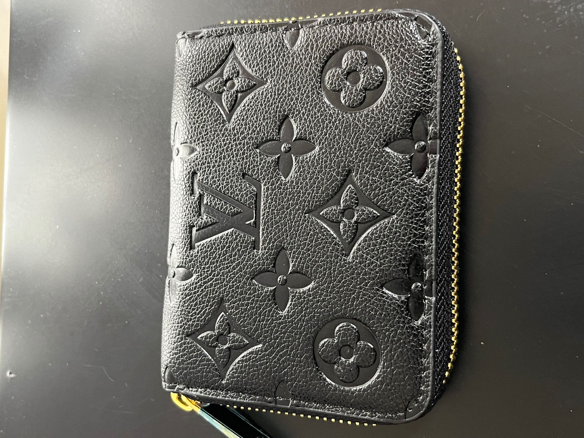Authentic Louis Vuitton Monogram Zippy Compact Wallet Preowned With Box for  Sale in Garden City South, NY - OfferUp