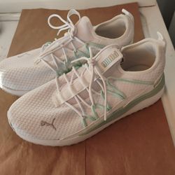 Women's 8 PUMA Soft ride Lace up Shoes