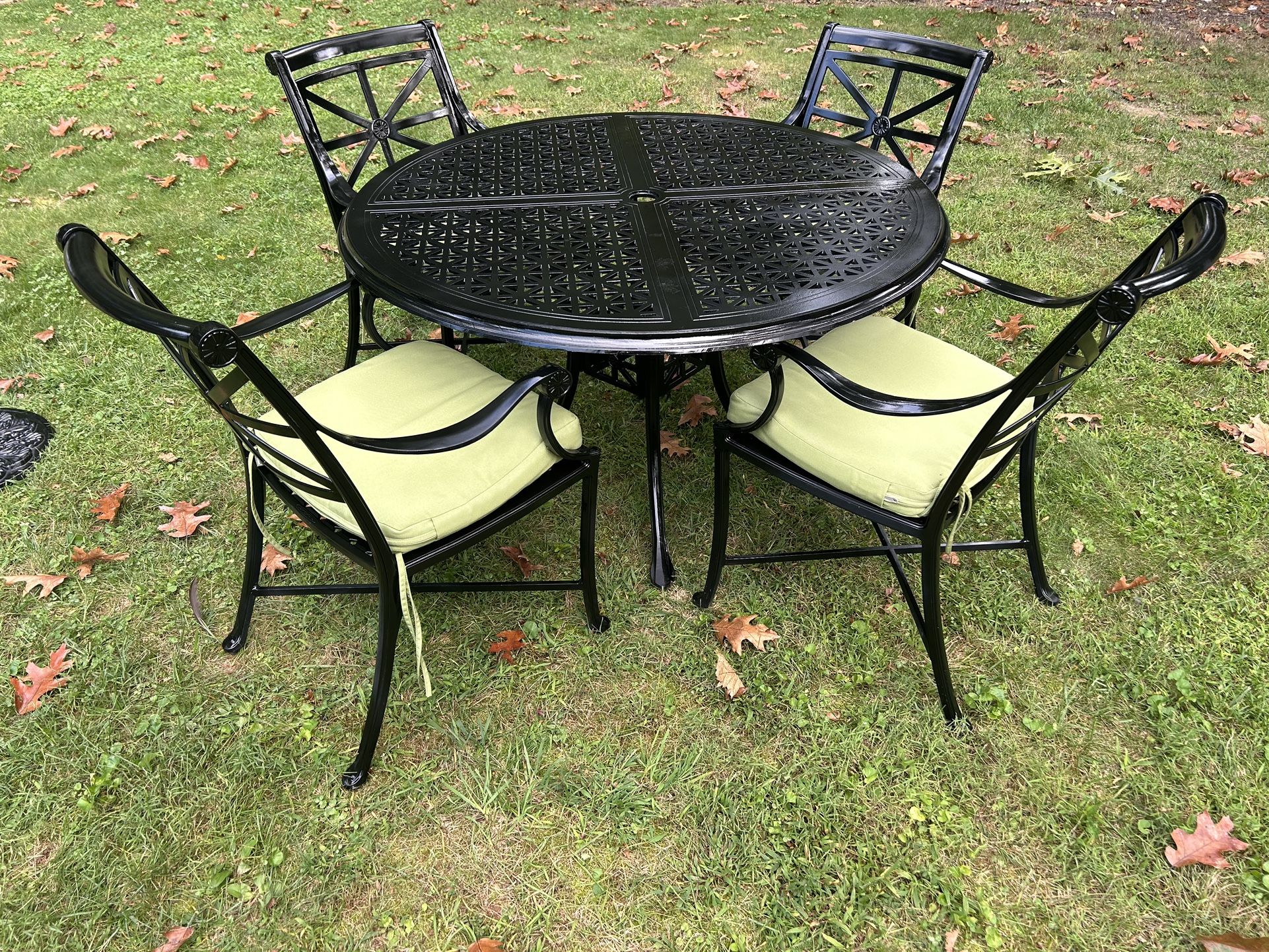 Gorgeous Smith & Hawken Cast Aluminum Patio Set Large Table, 4 Chairs & Stand