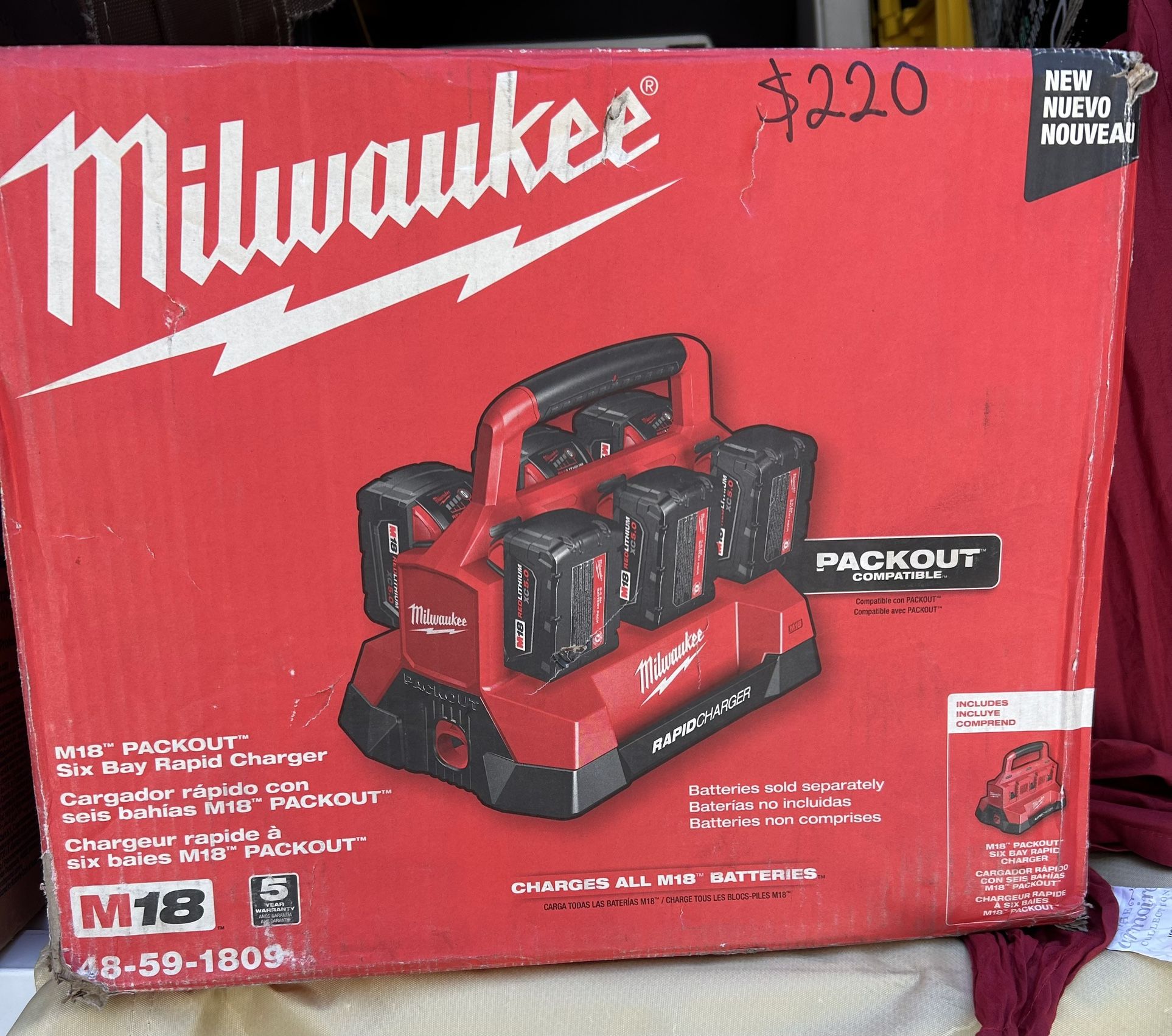 Milwaukee M18 18V Lithium-lon PACKOUT 6-Port Rapid Charger • (199)
