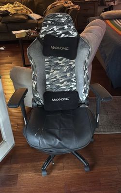 MAXNOMIC gaming Chair $500 New