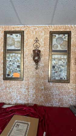 Home interiors Cuadros y un sconce