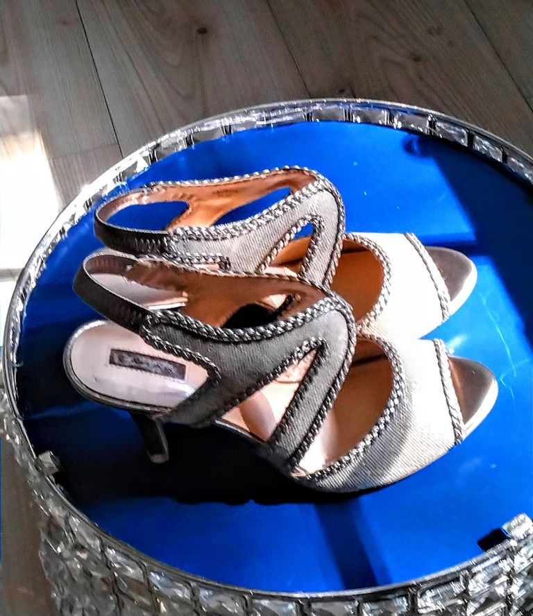 TAHARI Tanned Gold Heels. SZ: 8.5