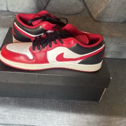 Jordan 1 Low Bulls With Box