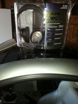 Noise canceling head phones
