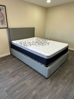 Queen Size Mattress Pillow Top 12"    new mattress in a plastic sealed