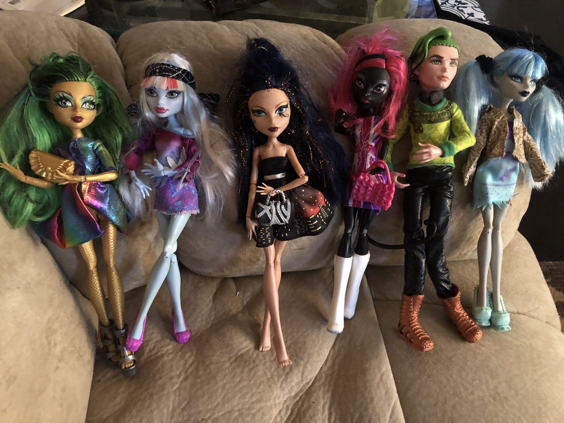 10Monster High Dolls /One Ever After Doll Pending 25$