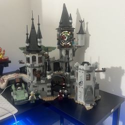 Lego Set 9468 Monster Fighers Vampyre Castle - Near complete PLEASE READ