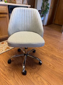 Rolling chair for vanity