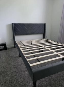 Cama Queen gris oscura tapizada (nueva en su caja)