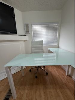 L shape Glass Top Desks Metal Frame