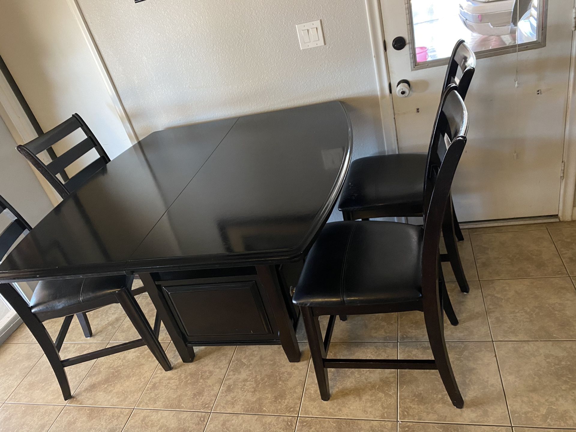 Kitchen table + 6 chairs
