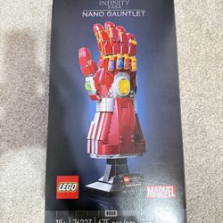 LEGO Marvel Nano Gauntlet, Iron Man Model with Infinity Stones