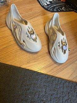 Women’s Yeezy Foam Runners (Size 8)