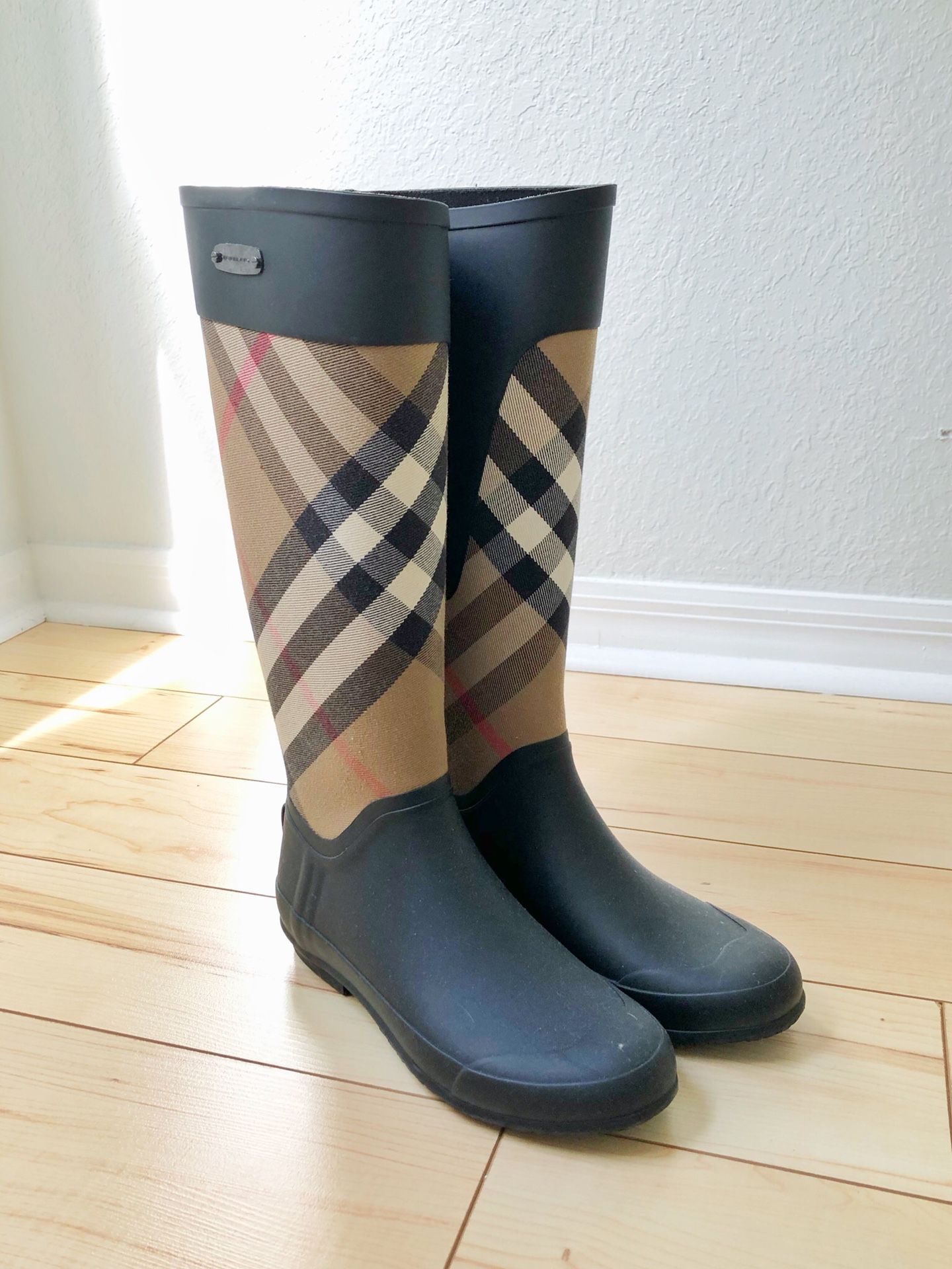 Burberry rain boots size 35/5