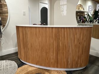 Modern Curved Reception Desk – Wood Slat Front Retail Counter / Salon Desk