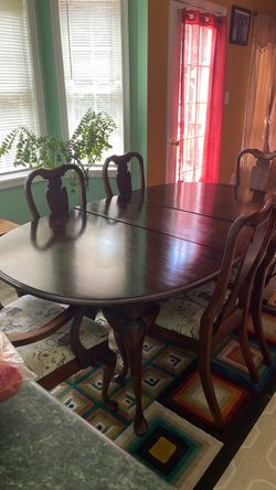 Queen Anne style dining table and chairs- like new