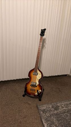 HOFNER BEATLE BASS