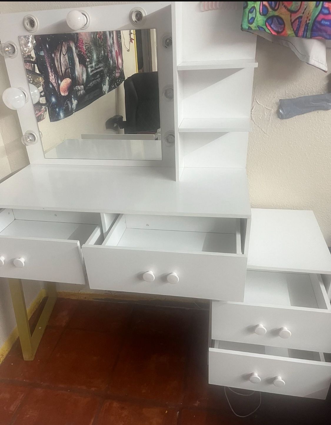 Nice White & Gold Vanity With Mirror 125.00