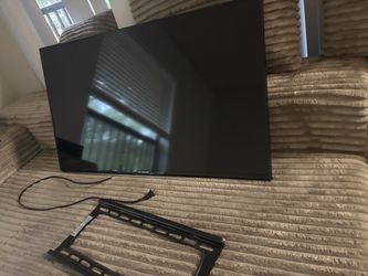 40-inch Samsung Smart TV + wall mount/ no remote!