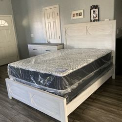 Queen Bedroom Set! Mattress Included 