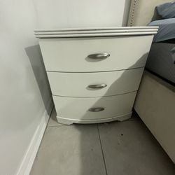 Mesas De Noche 40 Cada Una Cama Queen Con Box Y Colchón 150 Todo Por 230