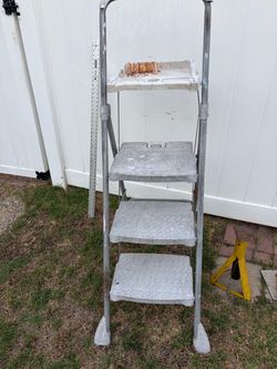 5 foot Step Ladder by Cosco
