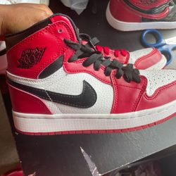 NIKE AIR JORDAN 1 (READ DESC)