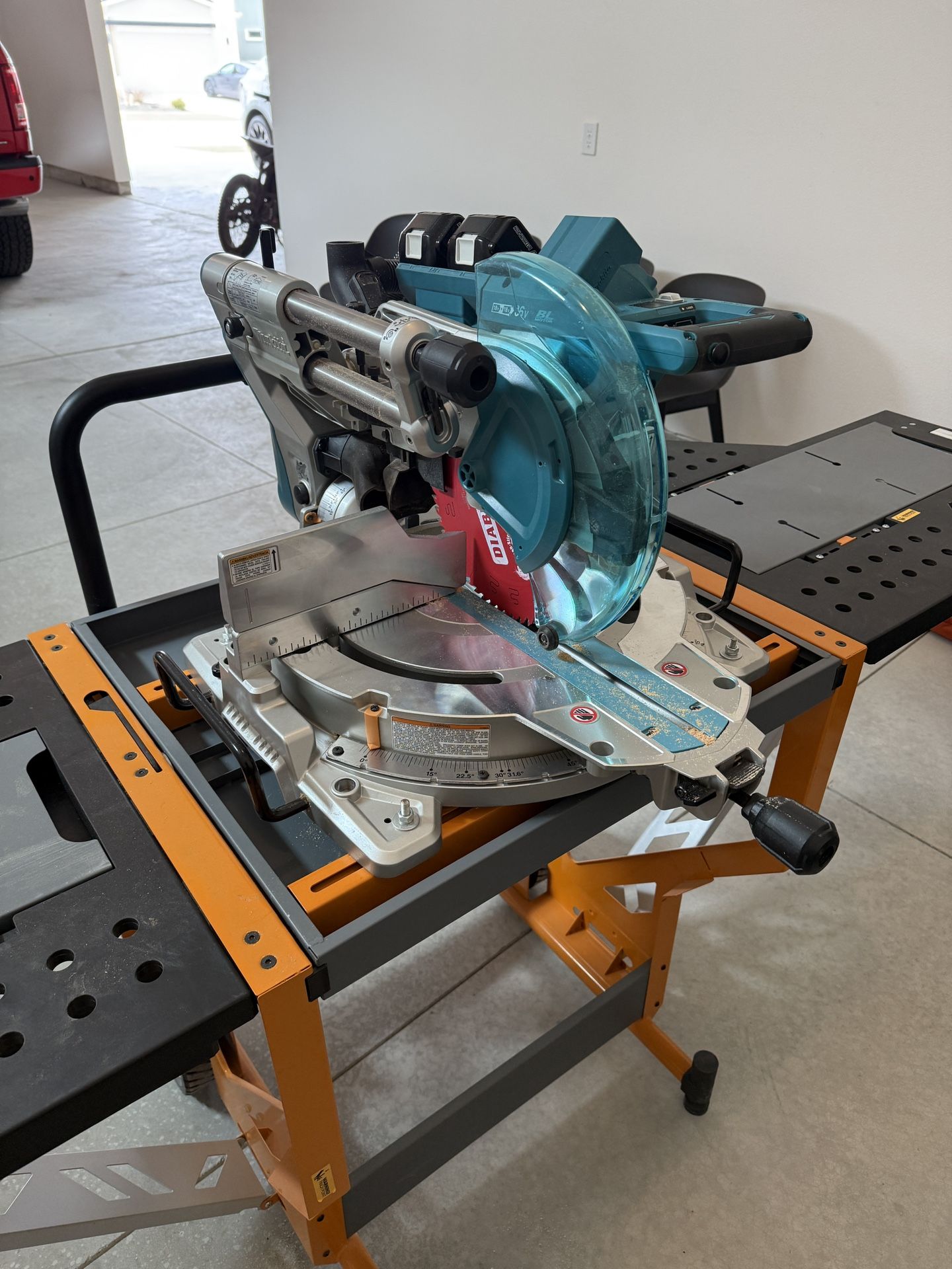 Makita XSL06PT 10” Cordless Dual 18v W/2 Batteries