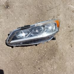 2016-2018 Honda Accord Driver's Headlight (Broken Tab)
