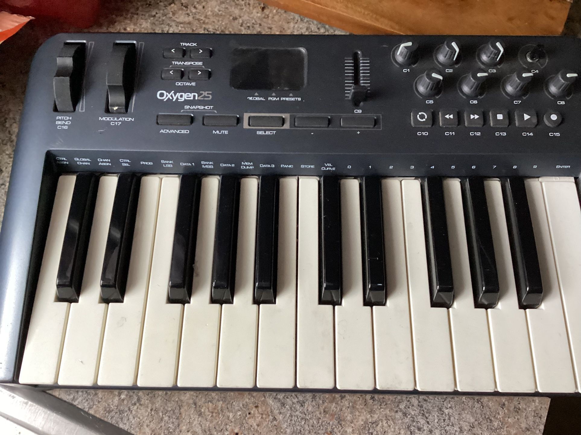 M Audio OXYGEN 25 USB MIDI Controller