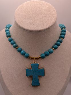 Collar con cruz en turquesa