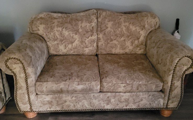 Comfortable Couches Set 