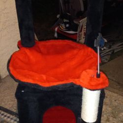 Brand New Never Used Golthic  Luxury Cat Lounge /house On The Bottom Scratching Post 