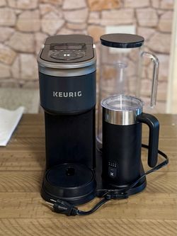 Keurig coffee machine with Frother, pods tray and cleaning solution