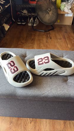 Men’s Slippers Size 9