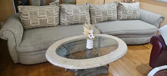 Beautiful couch with matching pillows!!