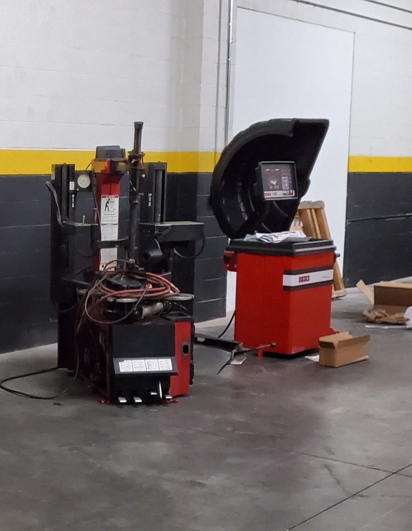 Tire changer coats 9024e balancer coats 1300 for Sale in El Monte, CA