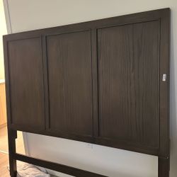 Modern Wood Bed w/Drawers 