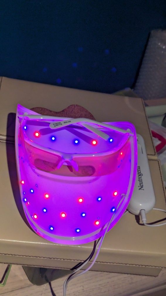 Neutrogena light therapy UV light up face mask
